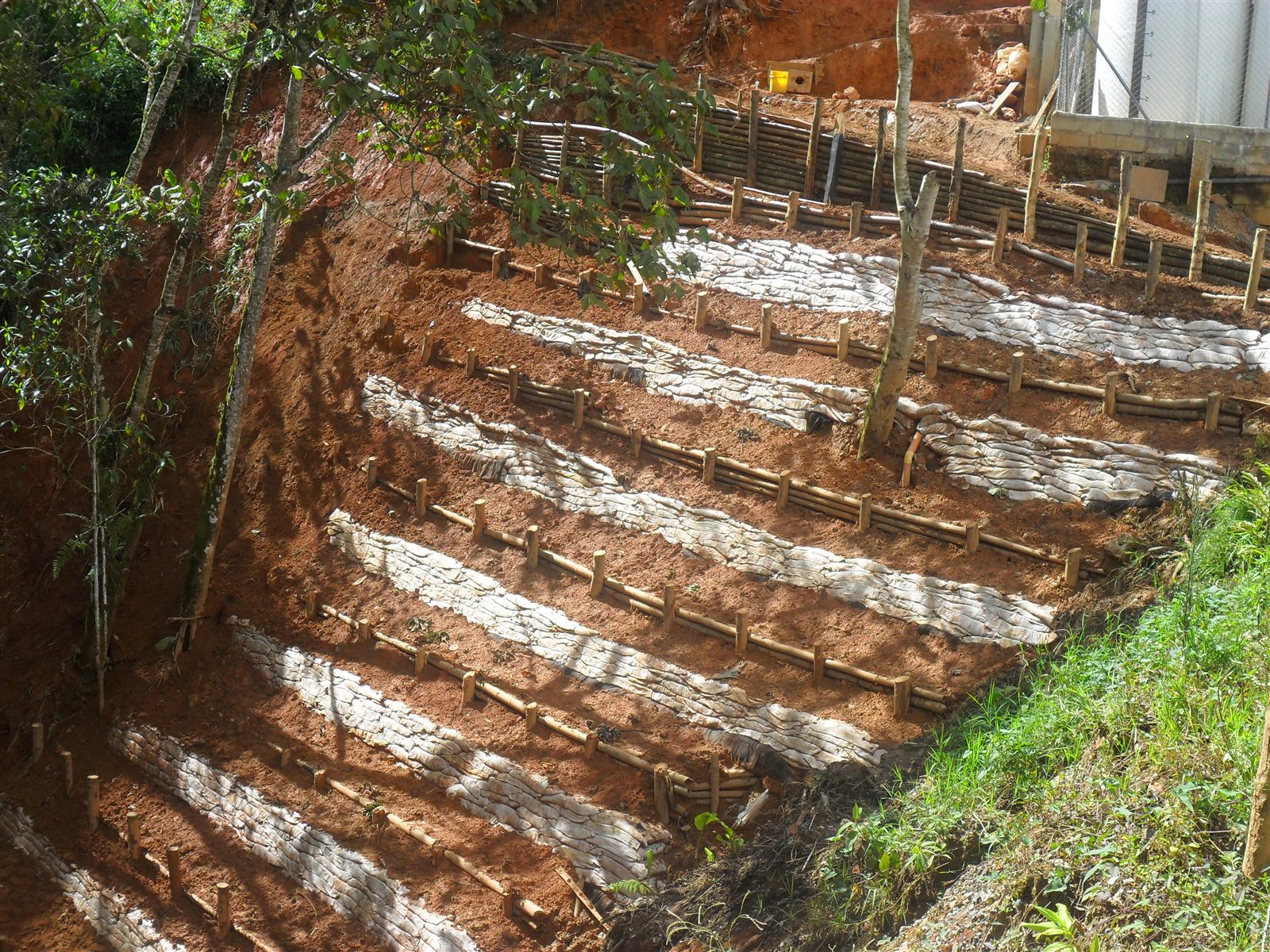 Banqueo escalonado terminado junto a la planta de tratamiento