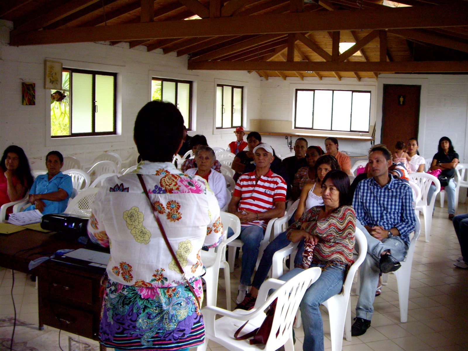 Comunidad reunida durante una jornada de capacitación