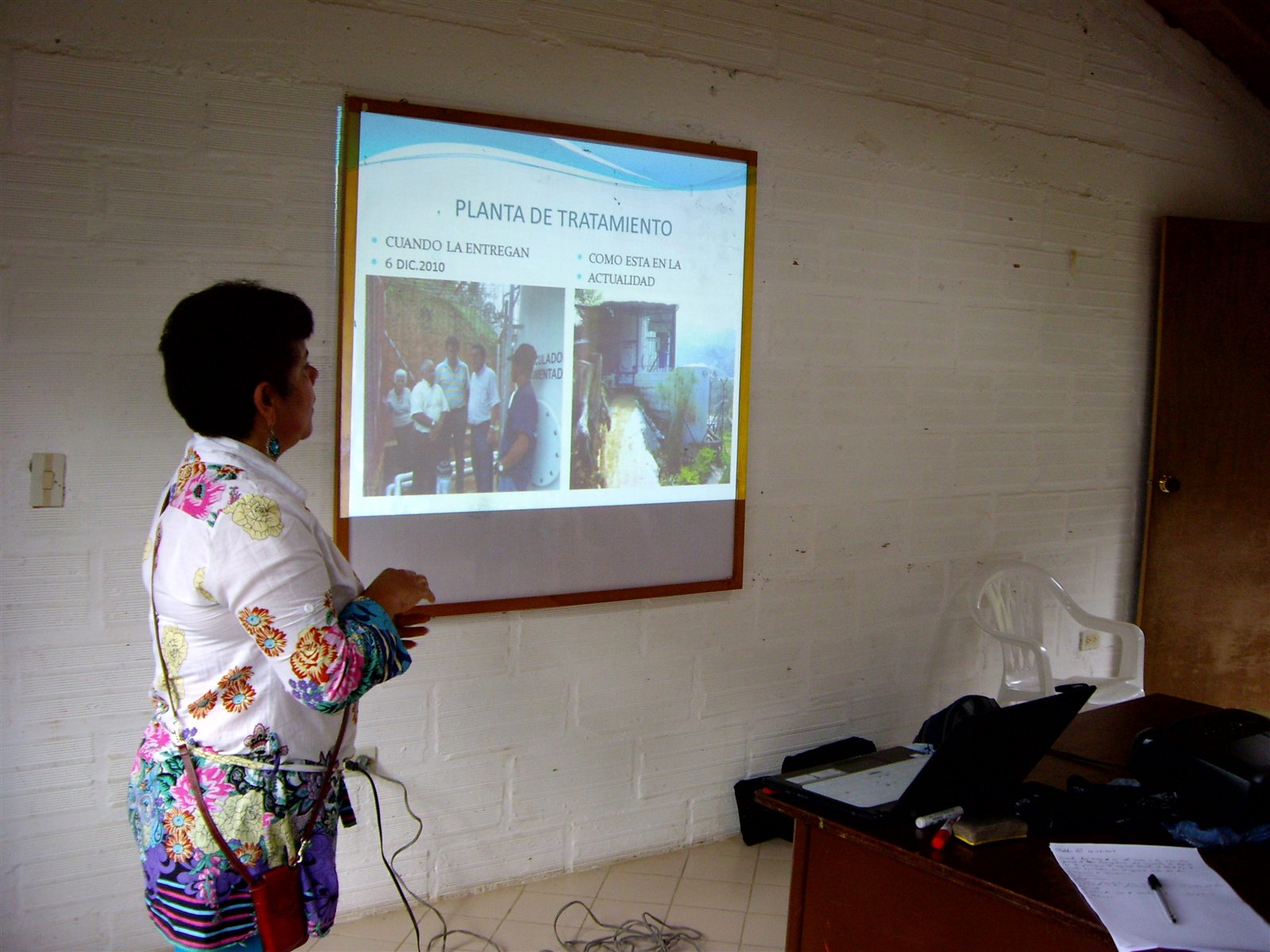 Presentación comunitaria sobre la planta de tratamiento de agua